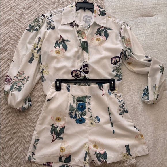 Floral Patterned Women's shorts and long sleeve shirts set - Picture 1 of 6